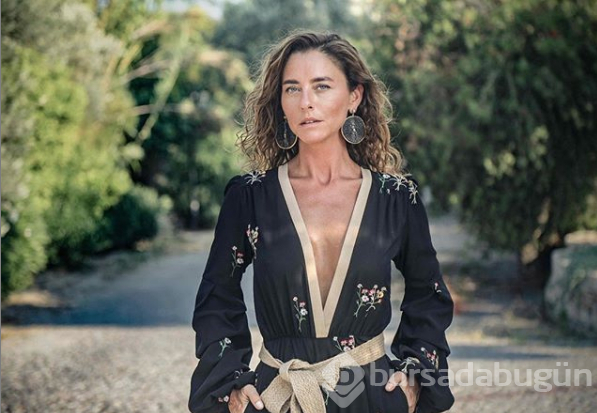 Ece Uslu bikini pozuyla herkesi kendine hayran bıraktı
