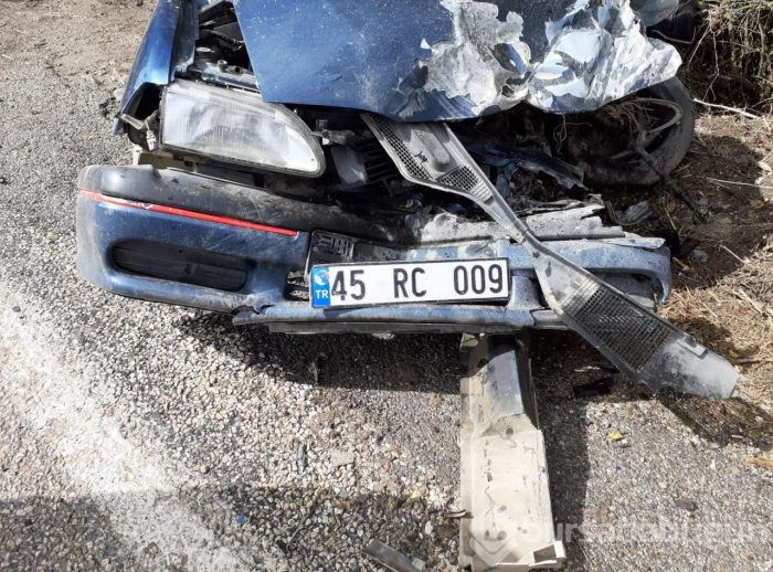 Manisa'da süt tankeri otomobil ile çarpıştı!