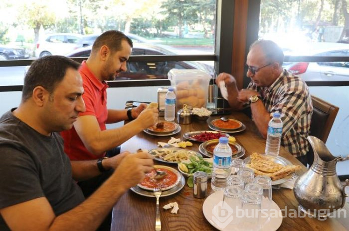Kahvaltıda yemek için erkenden yollara düşüyorlar