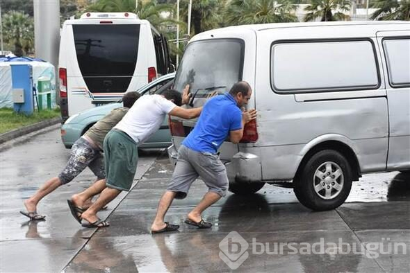 Bodrum'u sağanak vurdu