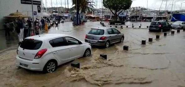 Bodrum'u sağanak vurdu