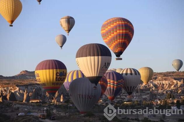 Kapadokya'da balonlar 437 bin kişiyi uçurdu