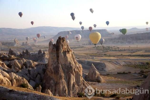 Kapadokya'da balonlar 437 bin kişiyi uçurdu