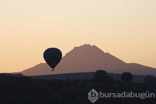 Kapadokya'da balonlar 437 bin kişiyi uçurdu