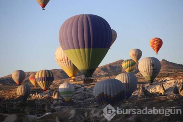 Kapadokya'da balonlar 437 bin kişiyi uçurdu