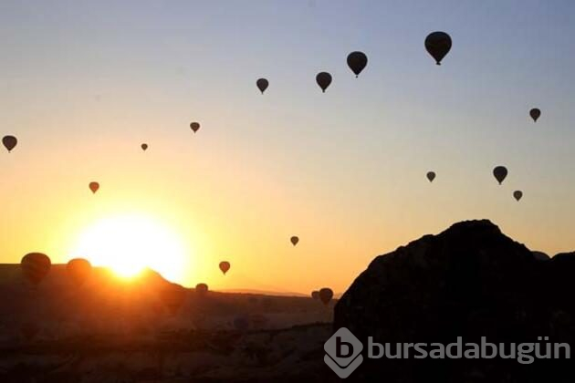 Kapadokya'da balonlar 437 bin kişiyi uçurdu