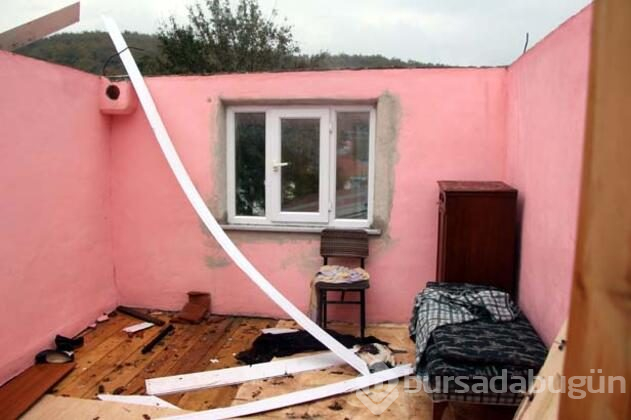 Hortumda 12 ev hasar gördü