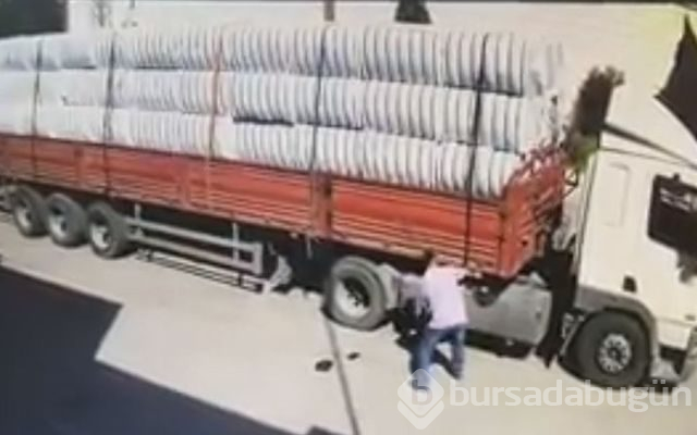 Pamuk balyalarının altında kalıp ağır yaralandı!