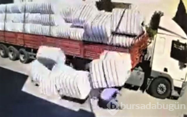 Pamuk balyalarının altında kalıp ağır yaralandı!