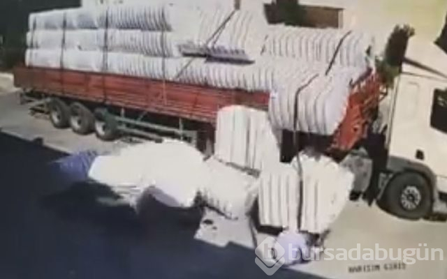 Pamuk balyalarının altında kalıp ağır yaralandı!