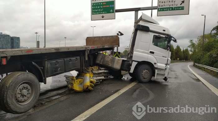 TIR bariyerde asılı kaldı!