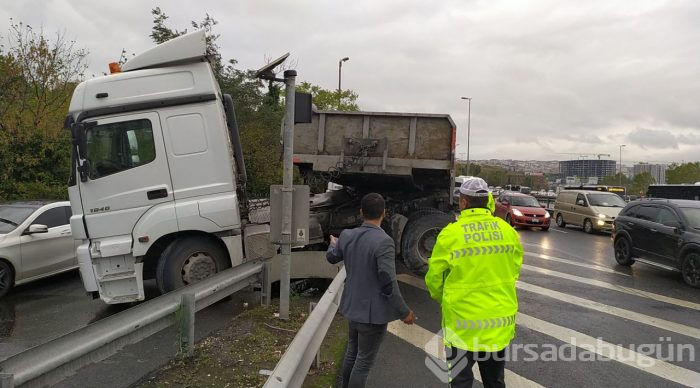 TIR bariyerde asılı kaldı!
