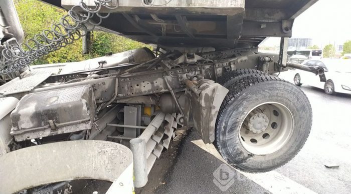 TIR bariyerde asılı kaldı!