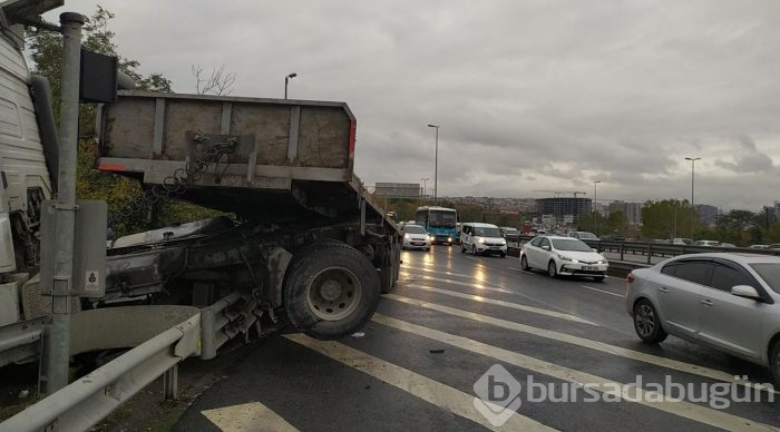 TIR bariyerde asılı kaldı!