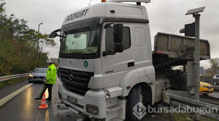 TIR bariyerde asılı kaldı!