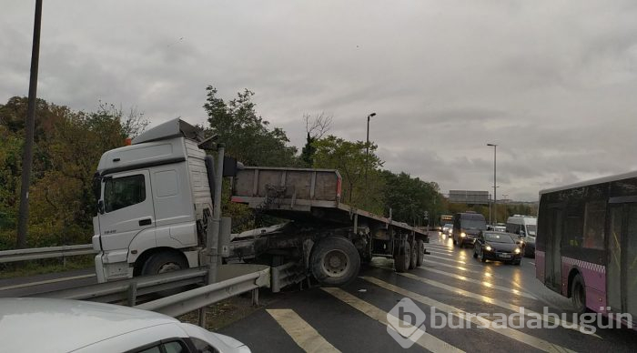 TIR bariyerde asılı kaldı!
