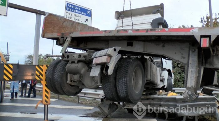 TIR bariyerde asılı kaldı!