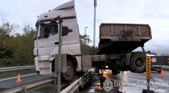TIR bariyerde asılı kaldı!
