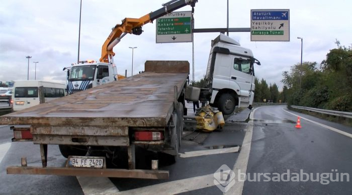 TIR bariyerde asılı kaldı!