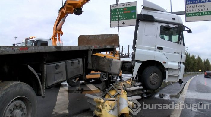 TIR bariyerde asılı kaldı!