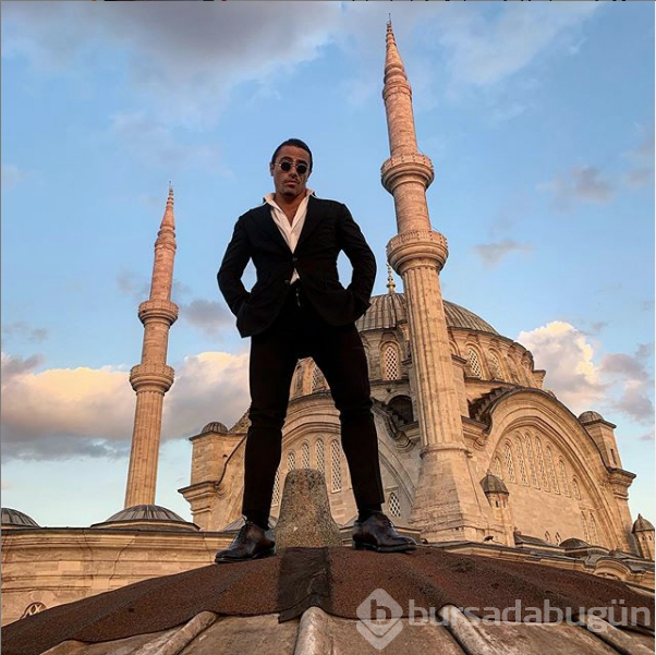 Nusret Gökçe İstanbul'u yağmurlu havada yarı çıplak turladı!
