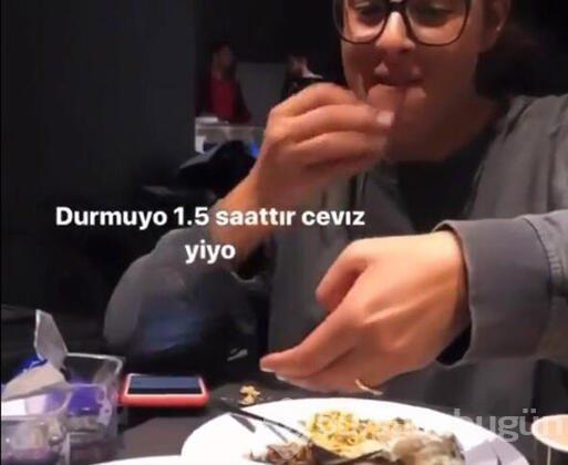 8 bin liralık telefonla ceviz kırdı!