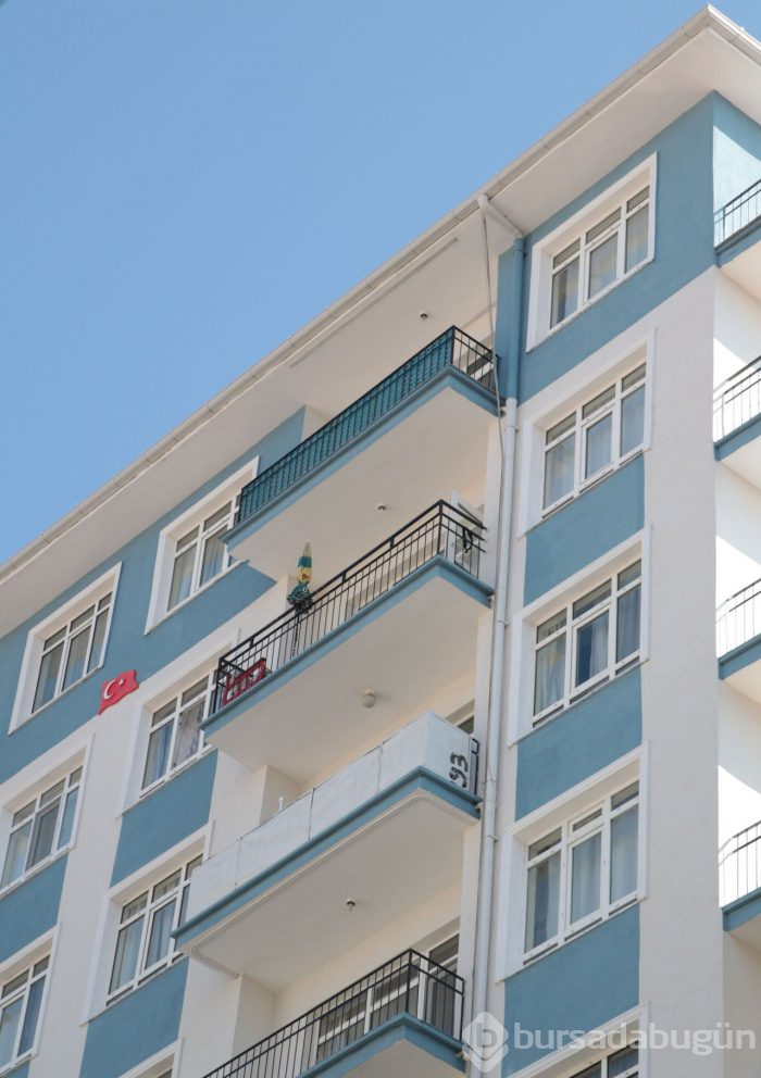 Misafirliğe gittiği evin balkonundan düştü!
