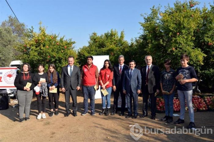 Nar yemek ve suyunu sıkmak için yarıştılar!