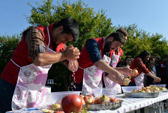 Nar yemek ve suyunu sıkmak için yarıştılar!