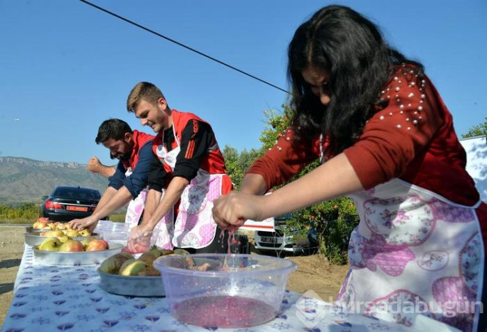 Nar yemek ve suyunu sıkmak için yarıştılar!