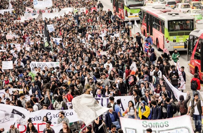 Kolombiya'daki öğrenci protestolarında polisle arbede!