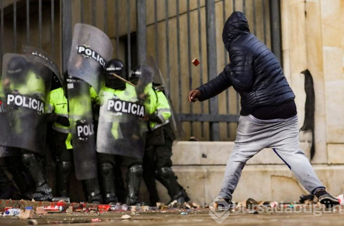 Kolombiya'daki öğrenci protestolarında polisle arbede!