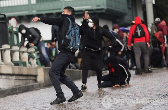Kolombiya'daki öğrenci protestolarında polisle arbede!