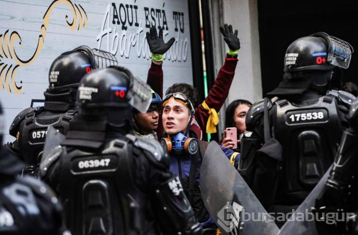 Kolombiya'daki öğrenci protestolarında polisle arbede!