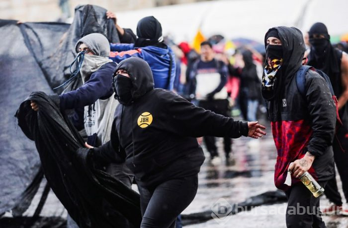 Kolombiya'daki öğrenci protestolarında polisle arbede!