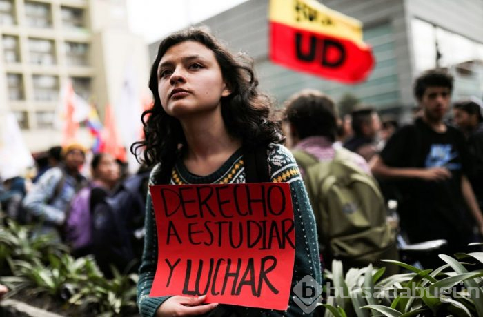 Kolombiya'daki öğrenci protestolarında polisle arbede!