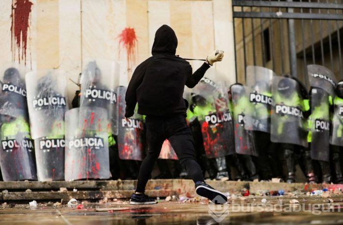 Kolombiya'daki öğrenci protestolarında polisle arbede!