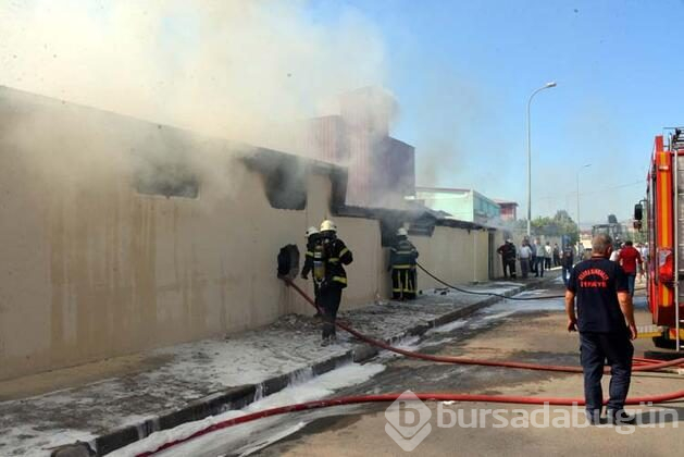 Kahramanmaraş'ta, örgü dokuma atölyesi alev alev yandı