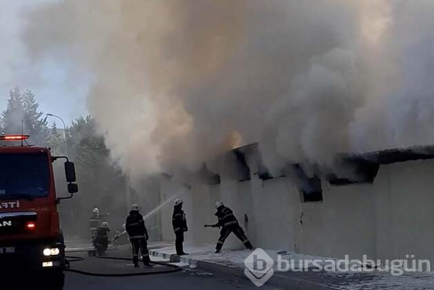 Kahramanmaraş'ta, örgü dokuma atölyesi alev alev yandı