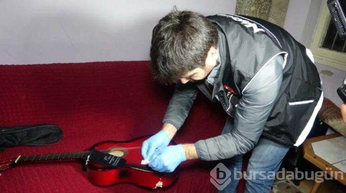 Gitarın içinden çıktı...