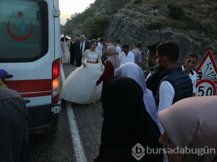 Bolu'da düğün konvoyundaki otomobil yoldan çıktı!