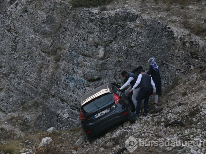 Bolu'da düğün konvoyundaki otomobil yoldan çıktı!