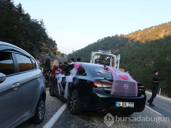 Bolu'da düğün konvoyundaki otomobil yoldan çıktı!