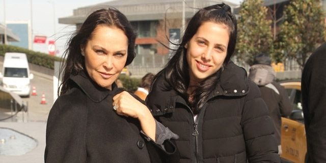 Hülya Avşar'ın kızı Zehra Çilingiroğlu kınada büyüledi