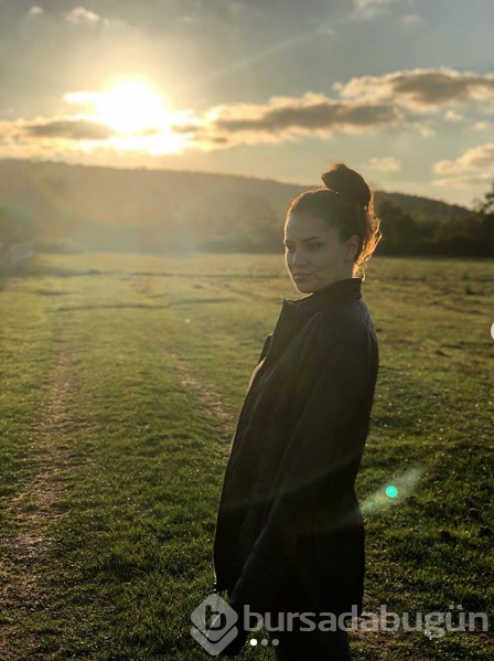 Fahriye Evcen, oğlu Karan ile beraber Burak Özçivit'i Kuruluş Osman'ın setinde ziyaret etti