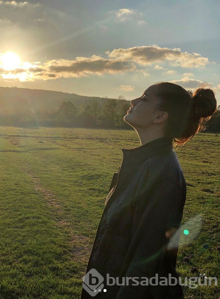 Fahriye Evcen, oğlu Karan ile beraber Burak Özçivit'i Kuruluş Osman'ın setinde ziyaret etti