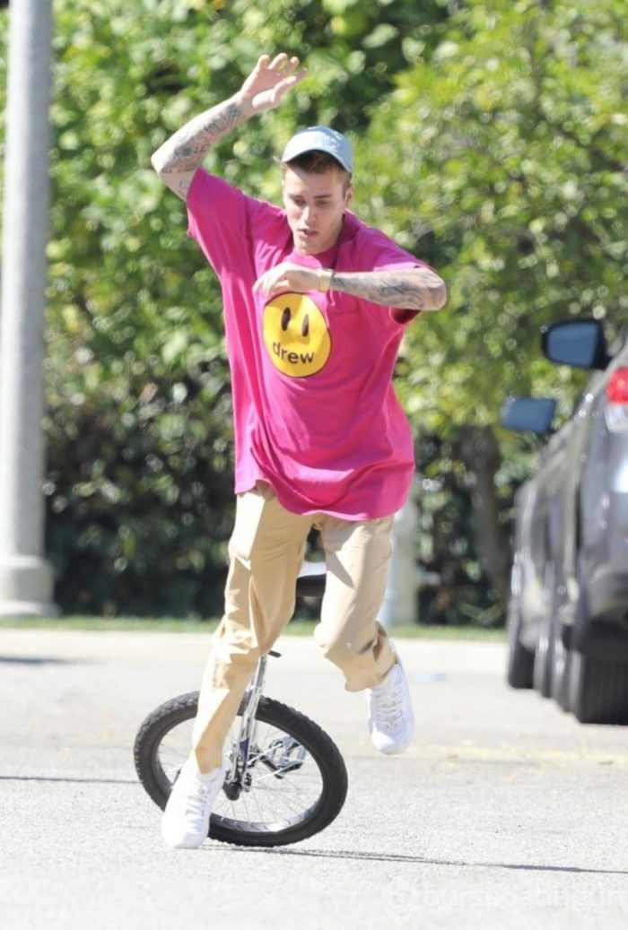 Justin Bieber dengesini kaybedip yere düştü