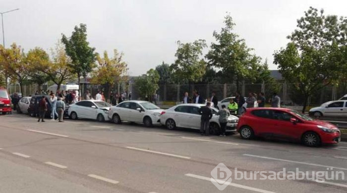 Kırmızı ışıkta 8 araçlı zincirleme kaza!
