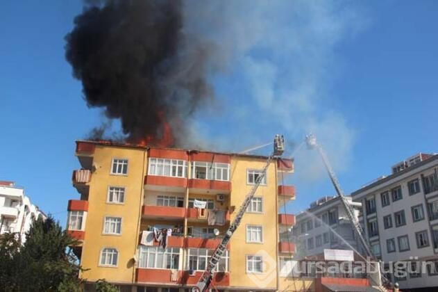 4 katlı binanın çatısında yangın