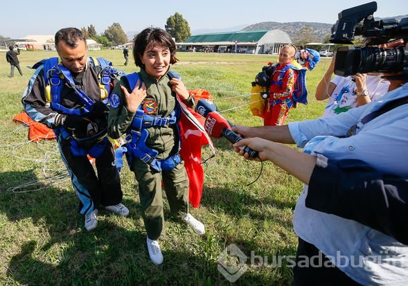 Hatice Hemşire 4 bin metreden protez bacağıyla atladı
